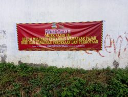 Bapenda KBB Pasang Spanduk dan Sticker Belasan Penunggak PBB