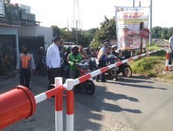Dishub KBB Pasang Palang Pintu Lintasan Kereta di Cilame