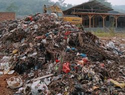 Camat Cipeundeuy Geram Ada Sampah Menggunung di Desa Nengeleng