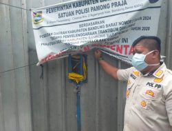 Bandel, Satpol PP Bandung Barat Gembok Satu Pintu Masuk PT Ibu