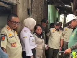 SATPOL PP KAB BANDUNG TERTIBKAN BANGUNAN DIATAS DRAINASE