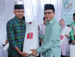 Bupati Bandung Bagikan Ribuan Kain Kafan