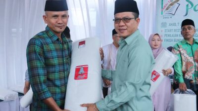 Bupati Bandung Bagikan Ribuan Kain Kafan